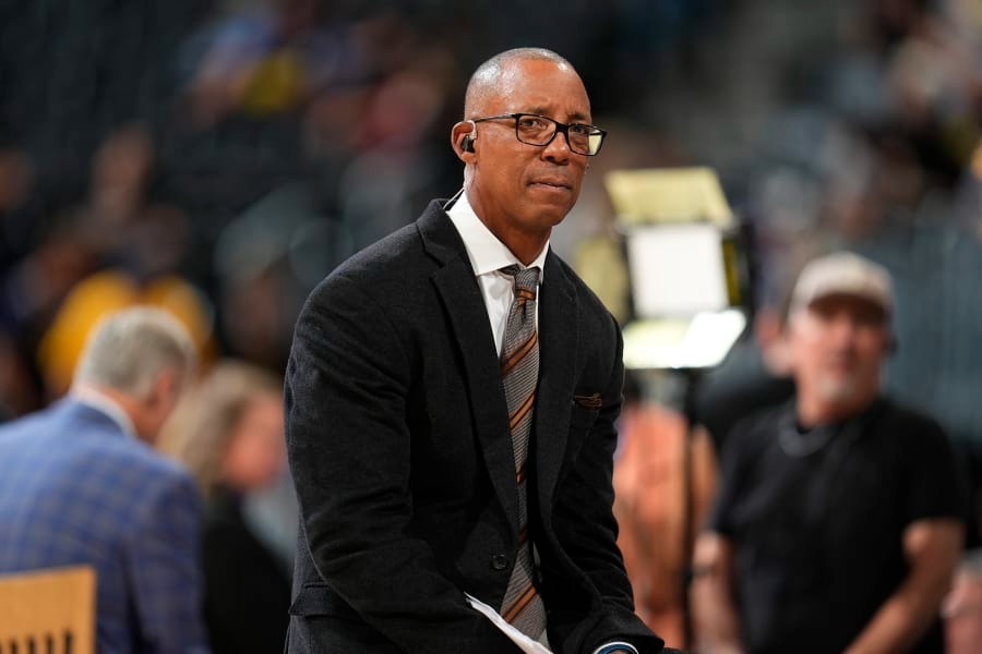 Apple Watch Saves NBA Legend: How Wearable Tech Detected Sean Elliott's Silent Heart Threat